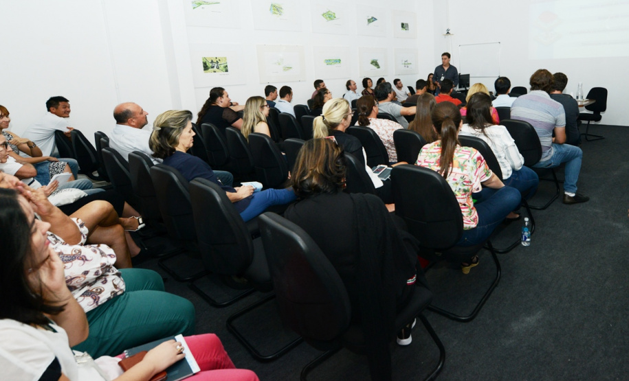 Cohapar e SEIL realizam seminário sobre a metodologia BIM A Cohapar e a Secretaria de Estado de Infraestrutura e Logística (SEIL) promoveram um seminário sobre a plataforma BIM na sede da companhia, em Curitiba, nesta quinta-feira (30). Cerca de 50 profissionais das áreas de engenharia, arquitetura, tecnologia da informação e regularização fundiária participaram do encontro, que teve o intuito de fomentar e ampliar o conhecimento dos funcionários sobre a metodologia.