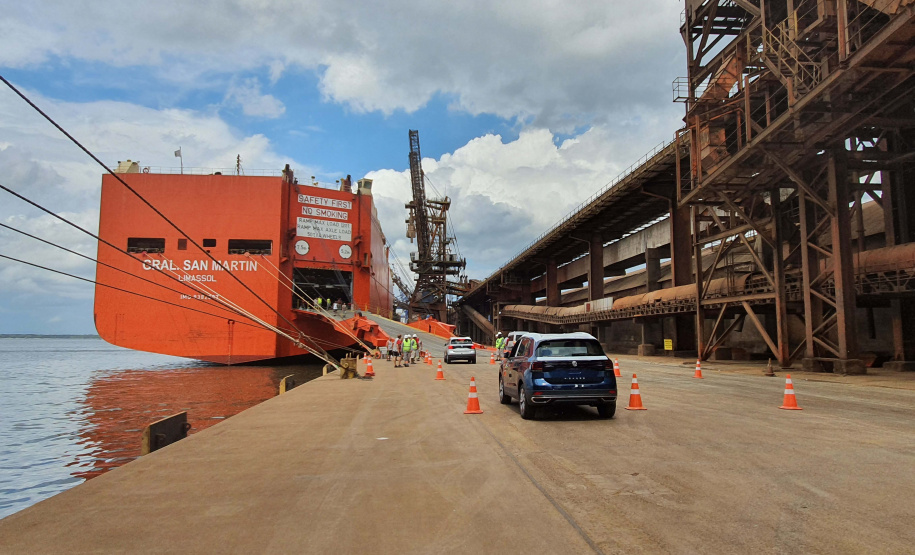 Pela primeira vez, um navio de veículos atraca no berço 213 do Corredor de Exportação do Porto de Paranaguá. Local preferencial para o carregamento dos grãos e farelos, foi preciso empenho de todos os envolvidos na operação para esta manobra. O resultado foi a otimização da ocupação do cais e mais agilidade no embarque dos carros.Foto: Portos do Paraná