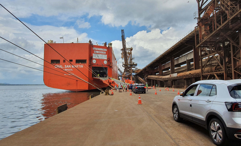 Pela primeira vez, um navio de veículos atraca no berço 213 do Corredor de Exportação do Porto de Paranaguá. Local preferencial para o carregamento dos grãos e farelos, foi preciso empenho de todos os envolvidos na operação para esta manobra. O resultado foi a otimização da ocupação do cais e mais agilidade no embarque dos carros.Foto: Portos do Paraná