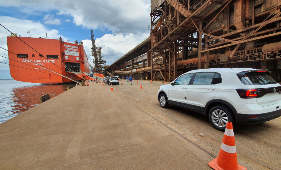 Pela primeira vez, um navio de veículos atraca no berço 213 do Corredor de Exportação do Porto de Paranaguá. Local preferencial para o carregamento dos grãos e farelos, foi preciso empenho de todos os envolvidos na operação para esta manobra. O resultado foi a otimização da ocupação do cais e mais agilidade no embarque dos carros.Foto: Portos do Paraná