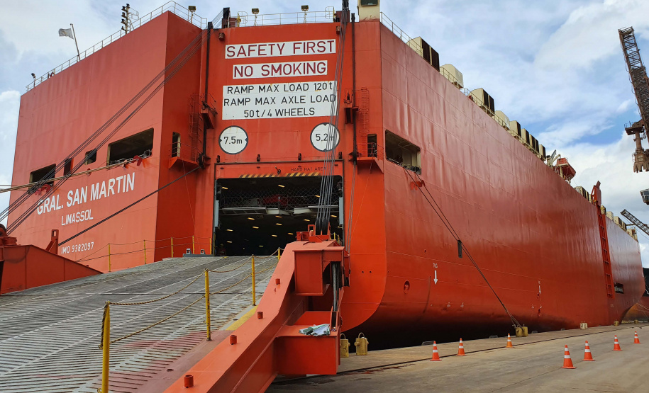 Pela primeira vez, um navio de veículos atraca no berço 213 do Corredor de Exportação do Porto de Paranaguá. Local preferencial para o carregamento dos grãos e farelos, foi preciso empenho de todos os envolvidos na operação para esta manobra. O resultado foi a otimização da ocupação do cais e mais agilidade no embarque dos carros.Foto: Portos do Paraná