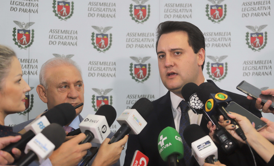 O governador Carlos Massa Ratinho Junior participa neste dia 03/02 da retomada dos trabalhos em plenário na Assembleia Legislativa do Paraná. Presentes: presidente da Assembleia Legislativa, dep. Ademar Traiano; presidente do Tribunal de Justiça, Adalberto Jorge Xisto Pereira; presidente do tribunal de Contas, Nestor Baptista; procurador Geral de Justiça, Ivonei Sfoggia; entre outros.
Curitiba, 03-02-20.
Foto: Arnaldo Alves / AEN.