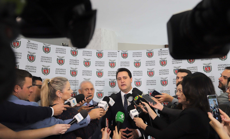 O governador Carlos Massa Ratinho Junior participa neste dia 03/02 da retomada dos trabalhos em plenário na Assembleia Legislativa do Paraná. Presentes: presidente da Assembleia Legislativa, dep. Ademar Traiano; presidente do Tribunal de Justiça, Adalberto Jorge Xisto Pereira; presidente do tribunal de Contas, Nestor Baptista; procurador Geral de Justiça, Ivonei Sfoggia; entre outros.
Curitiba, 03-02-20.
Foto: Arnaldo Alves / AEN.