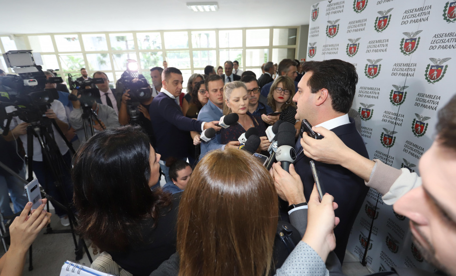 O governador Carlos Massa Ratinho Junior participa neste dia 03/02 da retomada dos trabalhos em plenário na Assembleia Legislativa do Paraná. Presentes: presidente da Assembleia Legislativa, dep. Ademar Traiano; presidente do Tribunal de Justiça, Adalberto Jorge Xisto Pereira; presidente do tribunal de Contas, Nestor Baptista; procurador Geral de Justiça, Ivonei Sfoggia; entre outros.
Curitiba, 03-02-20.
Foto: Arnaldo Alves / AEN.