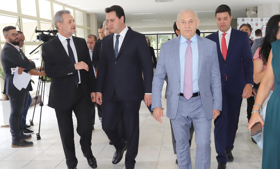 O governador Carlos Massa Ratinho Junior participa neste dia 03/02 da retomada dos trabalhos em plenário na Assembleia Legislativa do Paraná. Presentes: presidente da Assembleia Legislativa, dep. Ademar Traiano; presidente do Tribunal de Justiça, Adalberto Jorge Xisto Pereira; presidente do tribunal de Contas, Nestor Baptista; procurador Geral de Justiça, Ivonei Sfoggia; entre outros.
Curitiba, 03-02-20.
Foto: Arnaldo Alves / AEN.