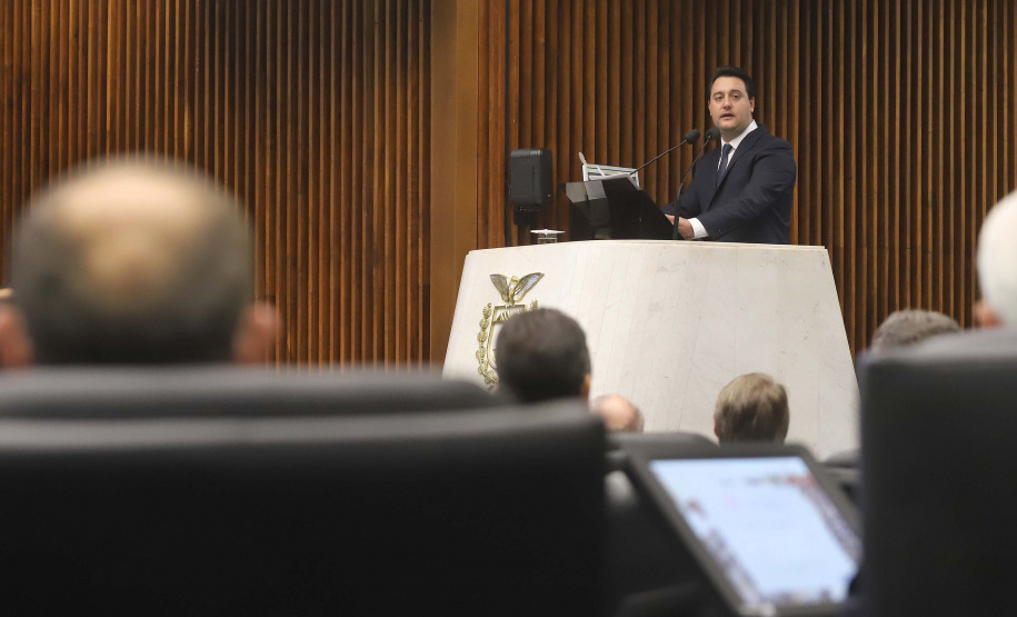 O governador Carlos Massa Ratinho Junior participa neste dia 03/02 da retomada dos trabalhos em plenário na Assembleia Legislativa do Paraná. Presentes: presidente da Assembleia Legislativa, dep. Ademar Traiano; presidente do Tribunal de Justiça, Adalberto Jorge Xisto Pereira; presidente do tribunal de Contas, Nestor Baptista; procurador Geral de Justiça, Ivonei Sfoggia; entre outros.
Curitiba, 03-02-20.
Foto: Arnaldo Alves / AEN.