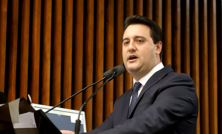O governador Carlos Massa Ratinho Junior participa neste dia 03/02 da retomada dos trabalhos em plenário na Assembleia Legislativa do Paraná. Presentes: presidente da Assembleia Legislativa, dep. Ademar Traiano; presidente do Tribunal de Justiça, Adalberto Jorge Xisto Pereira; presidente do tribunal de Contas, Nestor Baptista; procurador Geral de Justiça, Ivonei Sfoggia; entre outros.
Curitiba, 03-02-20.
Foto: Arnaldo Alves / AEN.