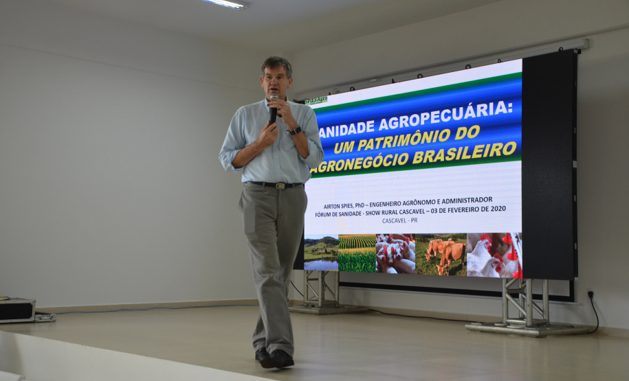 Secretário da Agricultura apresentou os passos dados pelo Estado nos últimos anos para a conquista de novos mercados mundiais. Ele também fez histórico dos avanços do Paraná nesta área, nos últimos anos. Foto: Evandro Fadel/SEAB