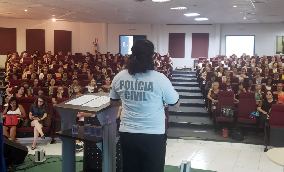 A Polícia Civil do Paraná (PCPR) participou da abertura da semana pedagógica promovida pela pela Secretaria de Educação, Cultura e Esporte nesta segunda-feira (3), na Universidade Federal do Paraná, sede de Matinhos, no Litoral do Estado. Cerca de 400 educadores da rede municipal estiveram presente no evento.
Foto: PCPR