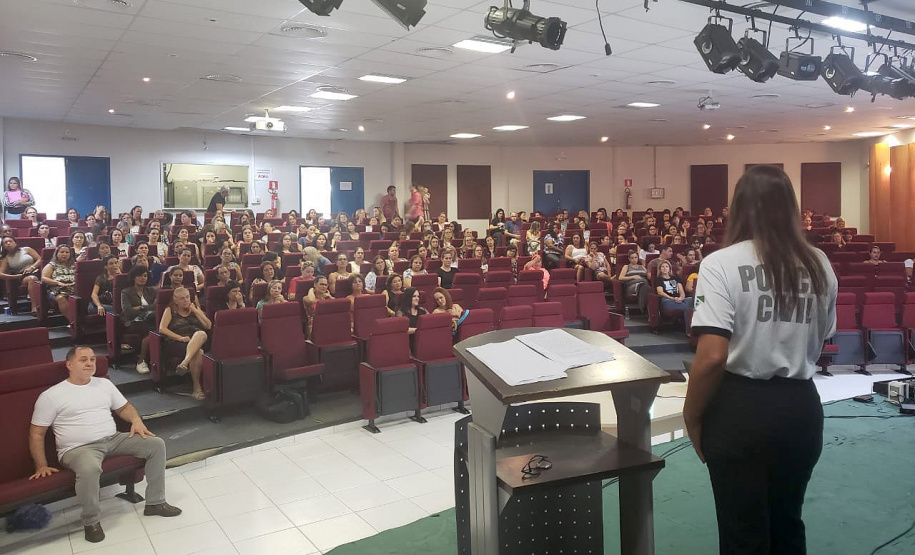 A Polícia Civil do Paraná (PCPR) participou da abertura da semana pedagógica promovida pela pela Secretaria de Educação, Cultura e Esporte nesta segunda-feira (3), na Universidade Federal do Paraná, sede de Matinhos, no Litoral do Estado. Cerca de 400 educadores da rede municipal estiveram presente no evento.
Foto: PCPR