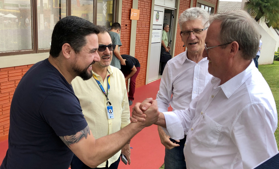 Foi iniciado o Hackathon, que acontece em um espaço de mais de 170 metros quadrados, dentro da Feira. Durante os três dias da maratona, quinze equipes vão trabalhar para resolver 17 problemas comuns ao cotidiano do agronegócio.
Foto: Celepar