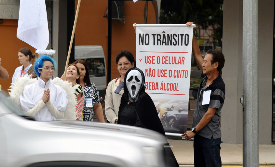 O Hospital do Trabalhador fez uma blitz informativa sobre o perigo do uso de celular no trânsito. O evento aconteceu na Rua Isaac Guelmann, no bairro Portão, em Curitiba, nesta segunda-feira (3). A ação faz parte das atividades da Gincana Nacional de Voluntariado do Programa Pátria Voluntária do Governo Federal.
Foto: SESA