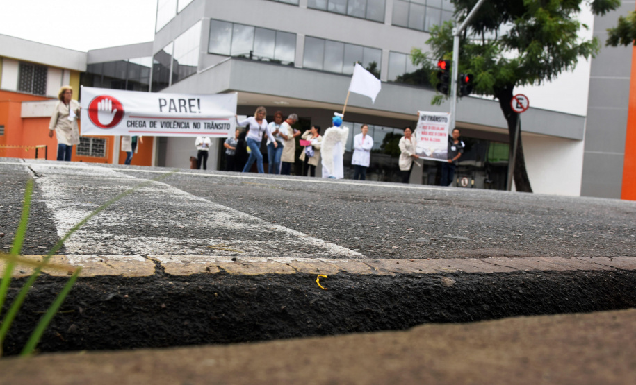 O Hospital do Trabalhador fez uma blitz informativa sobre o perigo do uso de celular no trânsito. O evento aconteceu na Rua Isaac Guelmann, no bairro Portão, em Curitiba, nesta segunda-feira (3). A ação faz parte das atividades da Gincana Nacional de Voluntariado do Programa Pátria Voluntária do Governo Federal.
Foto: SESA