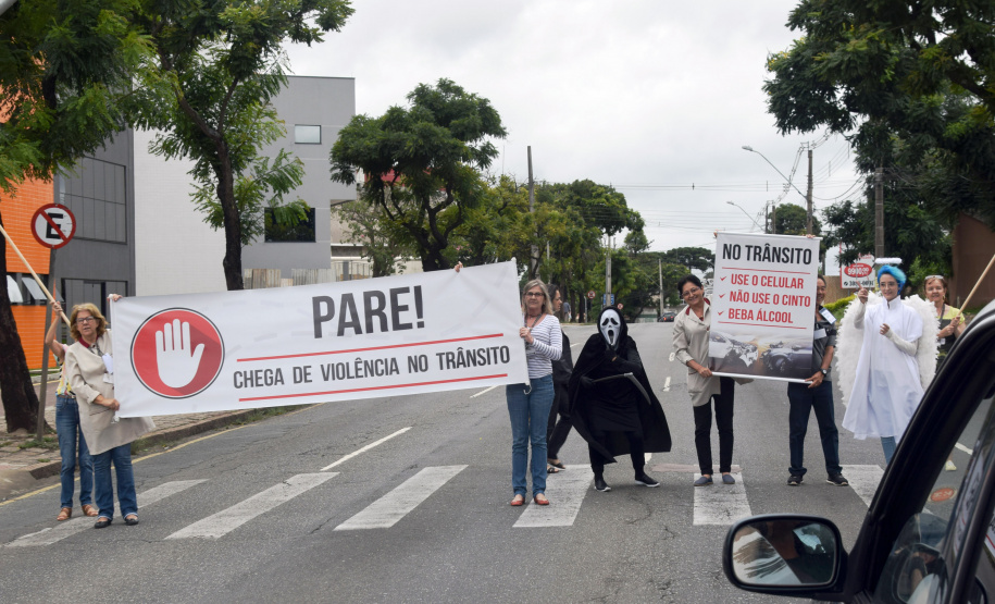 O Hospital do Trabalhador fez uma blitz informativa sobre o perigo do uso de celular no trânsito. O evento aconteceu na Rua Isaac Guelmann, no bairro Portão, em Curitiba, nesta segunda-feira (3). A ação faz parte das atividades da Gincana Nacional de Voluntariado do Programa Pátria Voluntária do Governo Federal.
Foto: SESA