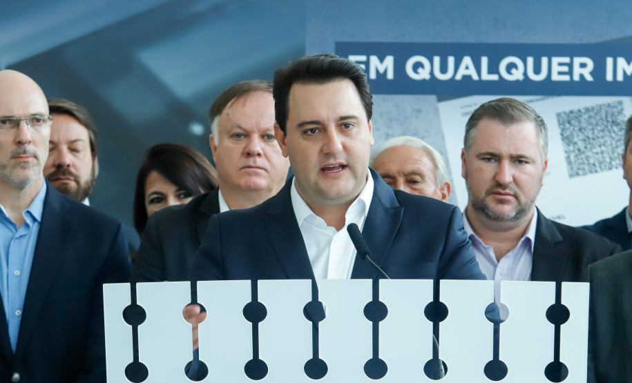 O governador Carlos Massa Ratinho Junior lança nesta terça-feira (04), no Palácio Iguaçu, o Certificado de Registro de Licenciamento de Veículo em meio eletrônico (CRLV-e). Assim, os cidadãos não precisam mais aguardar a chegada do documento do carro em casa ou 2ª via em caso de perda.
Foto: Rodrigo Felix Leal