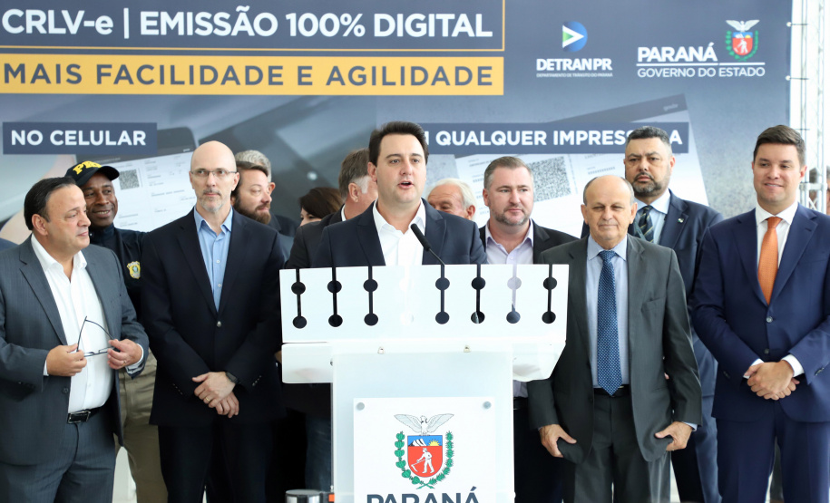 O governador Carlos Massa Ratinho Junior lança nesta terça-feira (04), no Palácio Iguaçu, o Certificado de Registro de Licenciamento de Veículo em meio eletrônico (CRLV-e). Assim, os cidadãos não precisam mais aguardar a chegada do documento do carro em casa ou 2ª via em caso de perda.
Foto: José Fernando Ogura/AEN