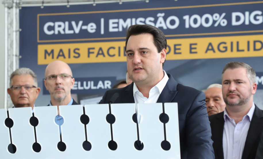 O governador Carlos Massa Ratinho Junior lança nesta terça-feira (04), no Palácio Iguaçu, o Certificado de Registro de Licenciamento de Veículo em meio eletrônico (CRLV-e). Assim, os cidadãos não precisam mais aguardar a chegada do documento do carro em casa ou 2ª via em caso de perda.
Foto: José Fernando Ogura/AEN