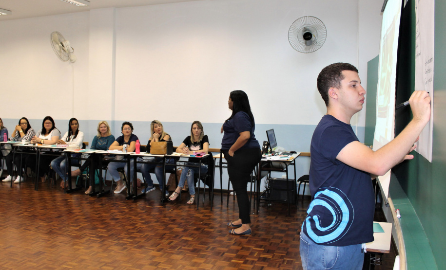 Professores, diretores, pedagogos e técnicos dos Núcleos Regionais de Educação (NREs) que participam de palestras, dinâmicas e oficinas com exercícios voltados à elaboração de planos de ação e guias de aprendizagem, que serão utilizados para o planejamento das aulas. Foto: Silvio Turra/SEED