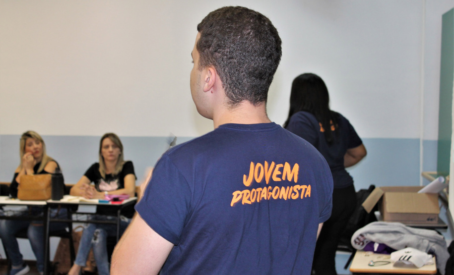 Professores, diretores, pedagogos e técnicos dos Núcleos Regionais de Educação (NREs) que participam de palestras, dinâmicas e oficinas com exercícios voltados à elaboração de planos de ação e guias de aprendizagem, que serão utilizados para o planejamento das aulas. Foto: Silvio Turra/SEED