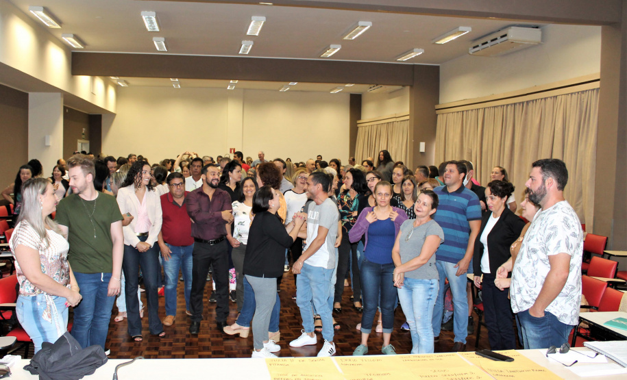 Professores, diretores, pedagogos e técnicos dos Núcleos Regionais de Educação (NREs) que participam de palestras, dinâmicas e oficinas com exercícios voltados à elaboração de planos de ação e guias de aprendizagem, que serão utilizados para o planejamento das aulas. Foto: Silvio Turra/SEED