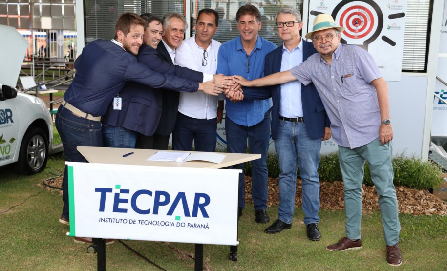 O Instituto de Tecnologia do Paraná (Tecpar) e a Fundação para o Desenvolvimento Científico e Tecnológico (Fundetec) assinaram, nesta terça-feira (4), um termo de cooperação para apoiar o empreendedorismo tecnológico no Paraná, durante o Show Rural Coopavel, feira de agronegócio realizada em Cascavel até a sexta-feira (7). O foco principal da parceria é na área de agroindústria e de energia.
Foto: TECPAR