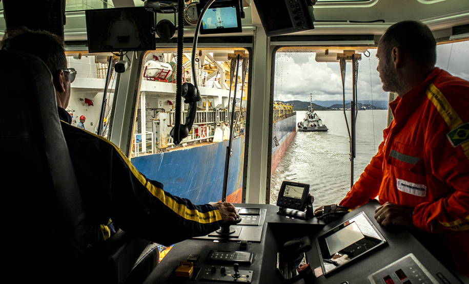 Os portos do Paraná receberam um reforço nas operações de apoio marítimo. Trata-se de um novo rebocador, maior e mais potente, que se junta aos outros 11 que já atuam nos terminais paranaenses. O Starnav Electra tem 32 metros de comprimento, 11,6 metros de largura (boca) e calado de 6,03. A tração estática da embarcação é de 81,5 toneladas. - Paranaguá, 05/02/2020 - Foto: Cláudio Neves/APPA