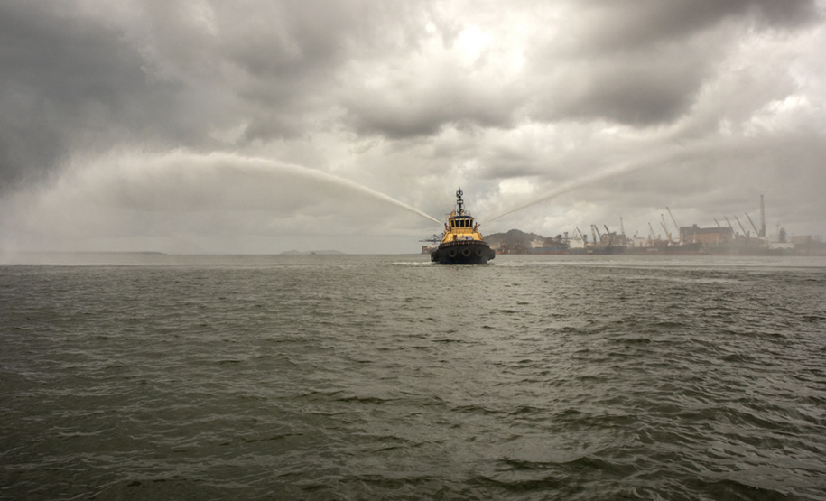 Os portos do Paraná receberam um reforço nas operações de apoio marítimo. Trata-se de um novo rebocador, maior e mais potente, que se junta aos outros 11 que já atuam nos terminais paranaenses. O Starnav Electra tem 32 metros de comprimento, 11,6 metros de largura (boca) e calado de 6,03. A tração estática da embarcação é de 81,5 toneladas. - Paranaguá, 05/02/2020 - Foto: Cláudio Neves/APPA