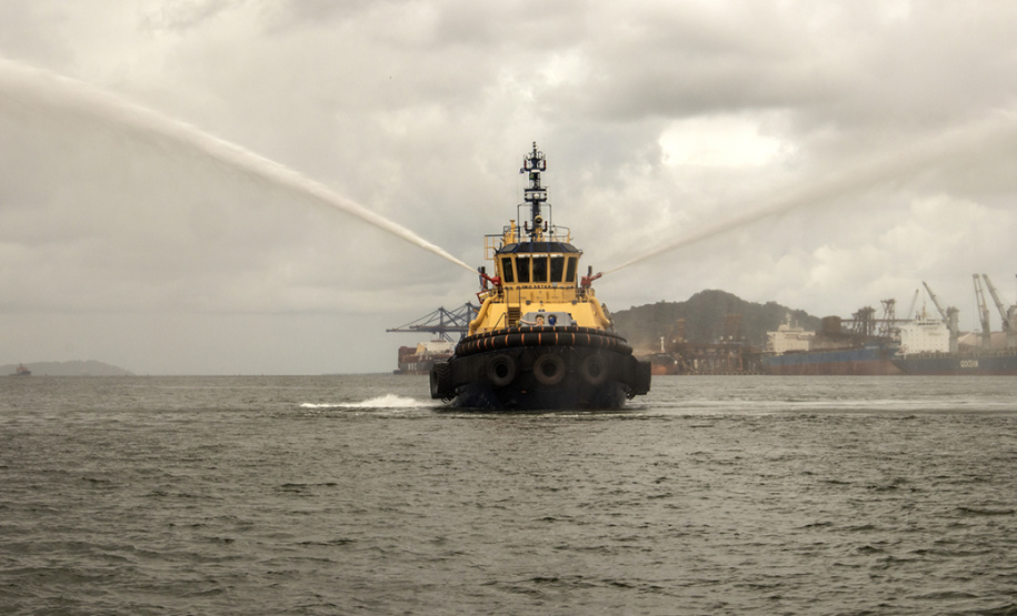 Os portos do Paraná receberam um reforço nas operações de apoio marítimo. Trata-se de um novo rebocador, maior e mais potente, que se junta aos outros 11 que já atuam nos terminais paranaenses. O Starnav Electra tem 32 metros de comprimento, 11,6 metros de largura (boca) e calado de 6,03. A tração estática da embarcação é de 81,5 toneladas. - Paranaguá, 05/02/2020 - Foto: Cláudio Neves/APPA