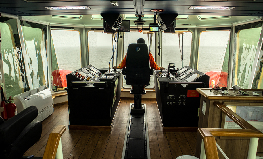 Os portos do Paraná receberam um reforço nas operações de apoio marítimo. Trata-se de um novo rebocador, maior e mais potente, que se junta aos outros 11 que já atuam nos terminais paranaenses. O Starnav Electra tem 32 metros de comprimento, 11,6 metros de largura (boca) e calado de 6,03. A tração estática da embarcação é de 81,5 toneladas. - Paranaguá, 05/02/2020 - Foto: Cláudio Neves/APPA