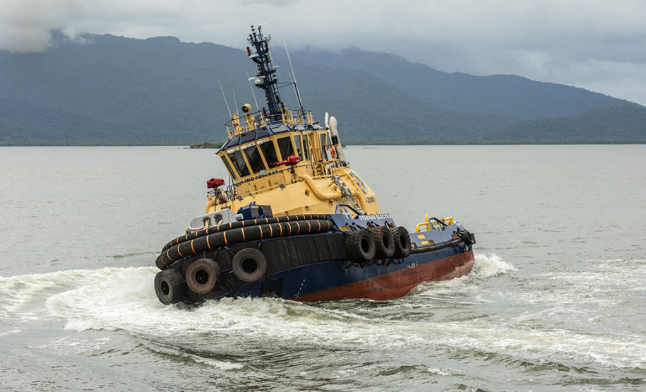 Os portos do Paraná receberam um reforço nas operações de apoio marítimo. Trata-se de um novo rebocador, maior e mais potente, que se junta aos outros 11 que já atuam nos terminais paranaenses. O Starnav Electra tem 32 metros de comprimento, 11,6 metros de largura (boca) e calado de 6,03. A tração estática da embarcação é de 81,5 toneladas. - Paranaguá, 05/02/2020 - Foto: Cláudio Neves/APPA