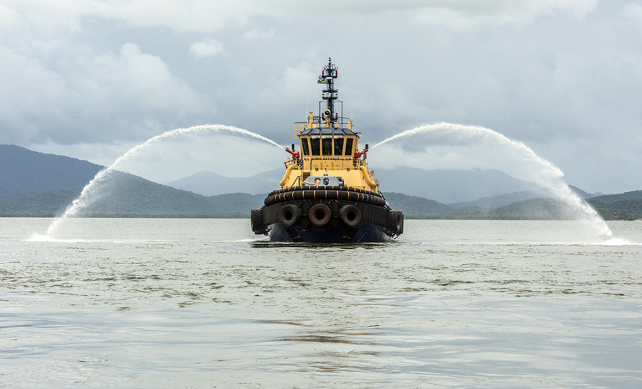Os portos do Paraná receberam um reforço nas operações de apoio marítimo. Trata-se de um novo rebocador, maior e mais potente, que se junta aos outros 11 que já atuam nos terminais paranaenses. O Starnav Electra tem 32 metros de comprimento, 11,6 metros de largura (boca) e calado de 6,03. A tração estática da embarcação é de 81,5 toneladas. - Paranaguá, 05/02/2020 - Foto: Cláudio Neves/APPA