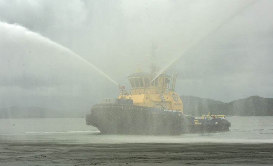 Os portos do Paraná receberam um reforço nas operações de apoio marítimo. Trata-se de um novo rebocador, maior e mais potente, que se junta aos outros 11 que já atuam nos terminais paranaenses. O Starnav Electra tem 32 metros de comprimento, 11,6 metros de largura (boca) e calado de 6,03. A tração estática da embarcação é de 81,5 toneladas. - Paranaguá, 05/02/2020 - Foto: Cláudio Neves/APPA