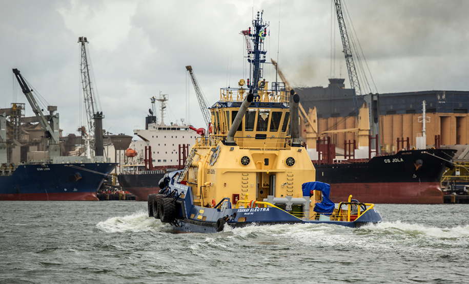 Os portos do Paraná receberam um reforço nas operações de apoio marítimo. Trata-se de um novo rebocador, maior e mais potente, que se junta aos outros 11 que já atuam nos terminais paranaenses. O Starnav Electra tem 32 metros de comprimento, 11,6 metros de largura (boca) e calado de 6,03. A tração estática da embarcação é de 81,5 toneladas. - Paranaguá, 05/02/2020 - Foto: Cláudio Neves/APPA