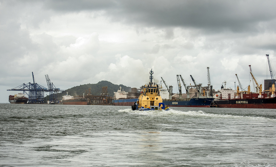 Os portos do Paraná receberam um reforço nas operações de apoio marítimo. Trata-se de um novo rebocador, maior e mais potente, que se junta aos outros 11 que já atuam nos terminais paranaenses. O Starnav Electra tem 32 metros de comprimento, 11,6 metros de largura (boca) e calado de 6,03. A tração estática da embarcação é de 81,5 toneladas. - Paranaguá, 05/02/2020 - Foto: Cláudio Neves/APPA