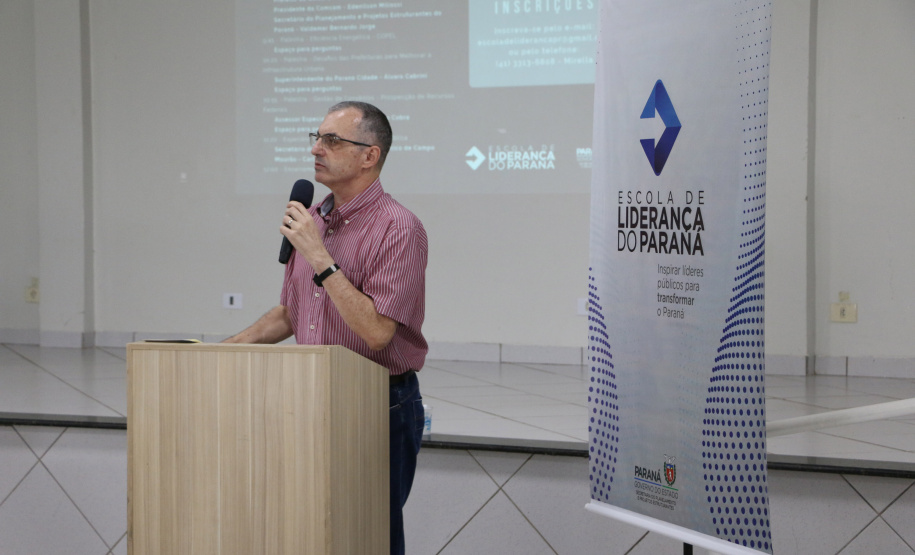 O evento, promovido pela Escola de Liderança do Paraná, reuniu mais de 160 pessoas, entre prefeitos, secretários municipais, vereadores e representantes de diversas entidades e associações, na Associação Comercial e Empresarial de Goioerê.
Foto: SEPL