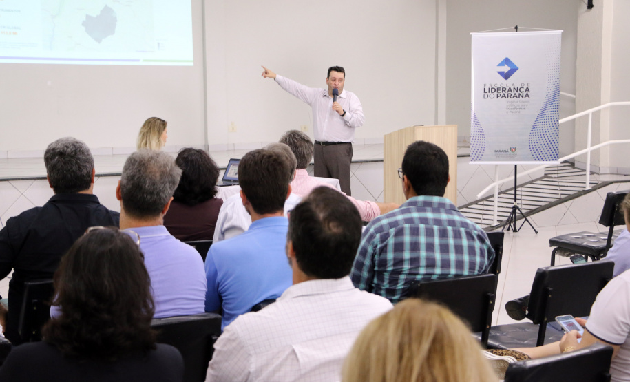 O evento, promovido pela Escola de Liderança do Paraná, reuniu mais de 160 pessoas, entre prefeitos, secretários municipais, vereadores e representantes de diversas entidades e associações, na Associação Comercial e Empresarial de Goioerê.
Foto: SEPL