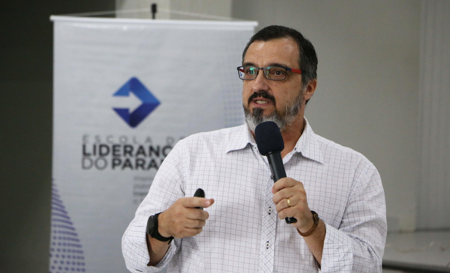 O evento, promovido pela Escola de Liderança do Paraná, reuniu mais de 160 pessoas, entre prefeitos, secretários municipais, vereadores e representantes de diversas entidades e associações, na Associação Comercial e Empresarial de Goioerê.
Foto: SEPL