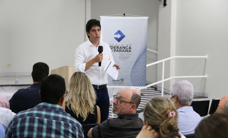 O evento, promovido pela Escola de Liderança do Paraná, reuniu mais de 160 pessoas, entre prefeitos, secretários municipais, vereadores e representantes de diversas entidades e associações, na Associação Comercial e Empresarial de Goioerê.
Foto: SEPL