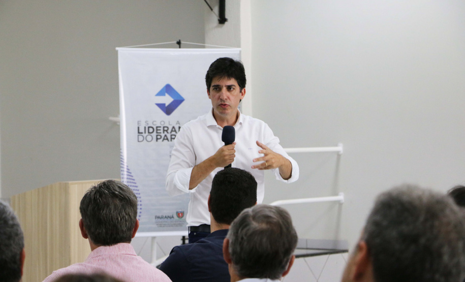 O evento, promovido pela Escola de Liderança do Paraná, reuniu mais de 160 pessoas, entre prefeitos, secretários municipais, vereadores e representantes de diversas entidades e associações, na Associação Comercial e Empresarial de Goioerê.
Foto: SEPL