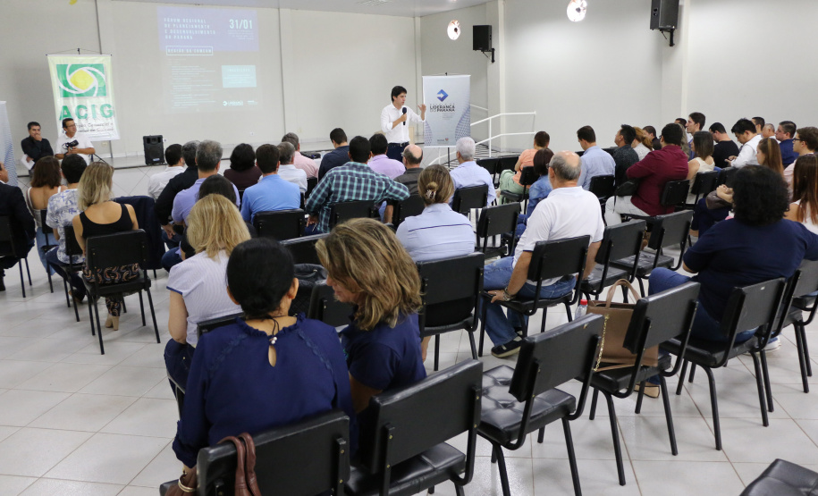 O evento, promovido pela Escola de Liderança do Paraná, reuniu mais de 160 pessoas, entre prefeitos, secretários municipais, vereadores e representantes de diversas entidades e associações, na Associação Comercial e Empresarial de Goioerê.
Foto: SEPL