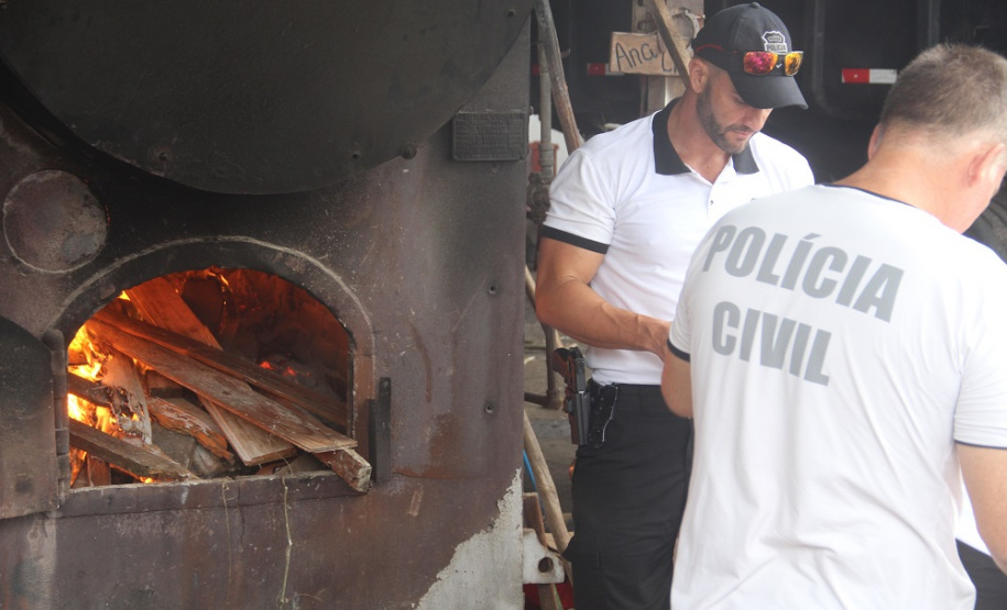 A Polícia Civil do Paraná (PCPR) incinerou cerca de 15 quilos de diversas drogas, nesta quarta-feira (5), em Guaratuba. Os entorpecentes foram destruídos em uma empresa local. A ação foi acompanhada por representantes do Ministério Público e da Vigilância Sanitária do município.
Foto: SESP