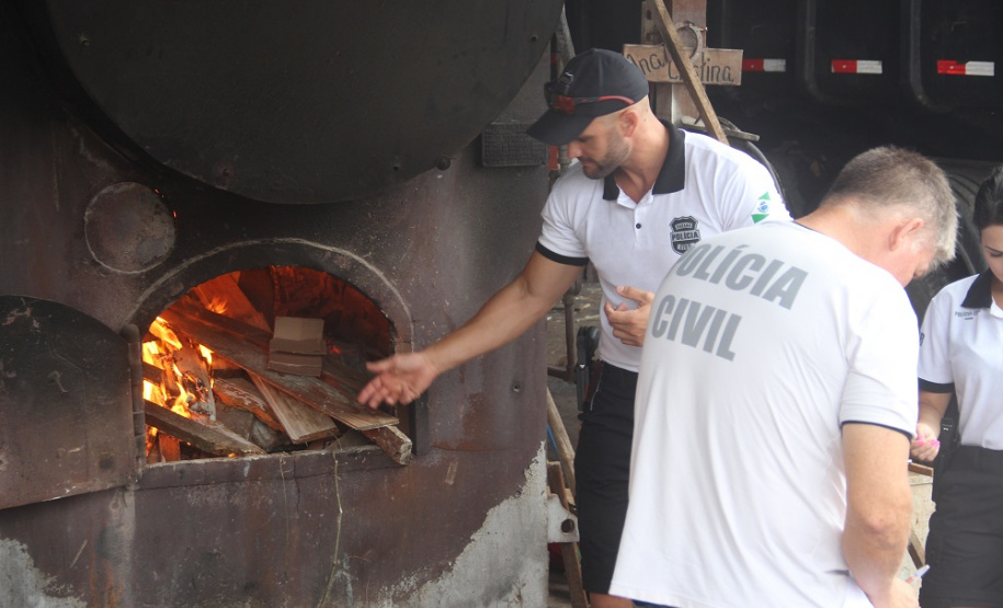 A Polícia Civil do Paraná (PCPR) incinerou cerca de 15 quilos de diversas drogas, nesta quarta-feira (5), em Guaratuba. Os entorpecentes foram destruídos em uma empresa local. A ação foi acompanhada por representantes do Ministério Público e da Vigilância Sanitária do município.
Foto: SESP