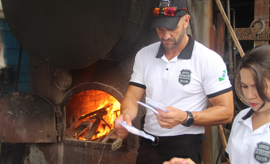 A Polícia Civil do Paraná (PCPR) incinerou cerca de 15 quilos de diversas drogas, nesta quarta-feira (5), em Guaratuba. Os entorpecentes foram destruídos em uma empresa local. A ação foi acompanhada por representantes do Ministério Público e da Vigilância Sanitária do município.
Foto: SESP