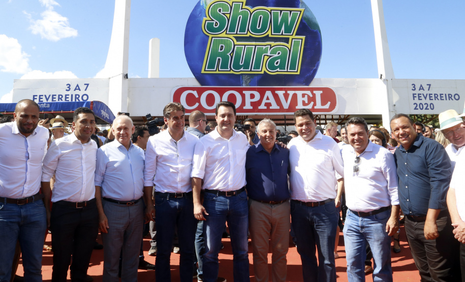 O governador Carlos Massa Ratinho Junior participa nesta quarta-feira (05) do Show Rural Coopavel, em Cascavel, no Oeste do Paraná. Às 15 horas, Ratinho Junior recebeu a imprensa para entrevista coletiva. O encontro será na estruturação de administração do evento. Em seguida, o governador visitará os estandes da feira.
Foto Gilson Abreu/Aen