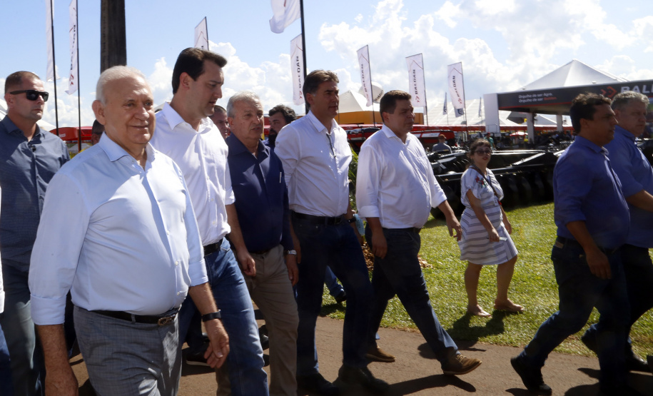 O governador Carlos Massa Ratinho Junior participa nesta quarta-feira (05) do Show Rural Coopavel, em Cascavel, no Oeste do Paraná. Às 15 horas, Ratinho Junior recebeu a imprensa para entrevista coletiva. O encontro será na estruturação de administração do evento. Em seguida, o governador visitará os estandes da feira.
Foto Gilson Abreu/Aen