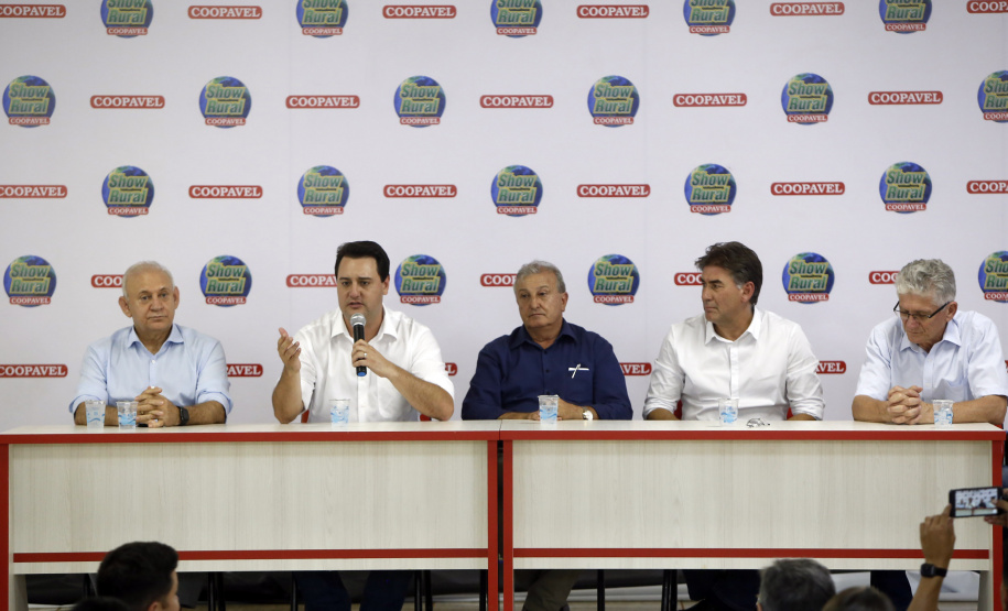 O governador Carlos Massa Ratinho Junior participa nesta quarta-feira (05) do Show Rural Coopavel, em Cascavel, no Oeste do Paraná. Às 15 horas, Ratinho Junior recebeu a imprensa para entrevista coletiva. O encontro será na estruturação de administração do evento. Em seguida, o governador visitará os estandes da feira.
Foto Gilson Abreu/Aen