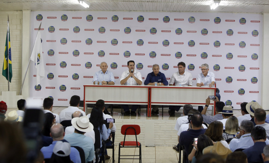 O governador Carlos Massa Ratinho Junior participa nesta quarta-feira (05) do Show Rural Coopavel, em Cascavel, no Oeste do Paraná. Às 15 horas, Ratinho Junior recebeu a imprensa para entrevista coletiva. O encontro será na estruturação de administração do evento. Em seguida, o governador visitará os estandes da feira.
Foto Gilson Abreu/Aen