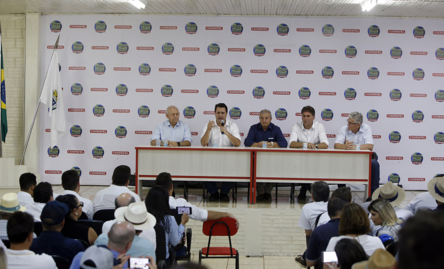 O governador Carlos Massa Ratinho Junior participa nesta quarta-feira (05) do Show Rural Coopavel, em Cascavel, no Oeste do Paraná. Às 15 horas, Ratinho Junior recebeu a imprensa para entrevista coletiva. O encontro será na estruturação de administração do evento. Em seguida, o governador visitará os estandes da feira.
Foto Gilson Abreu/Aen