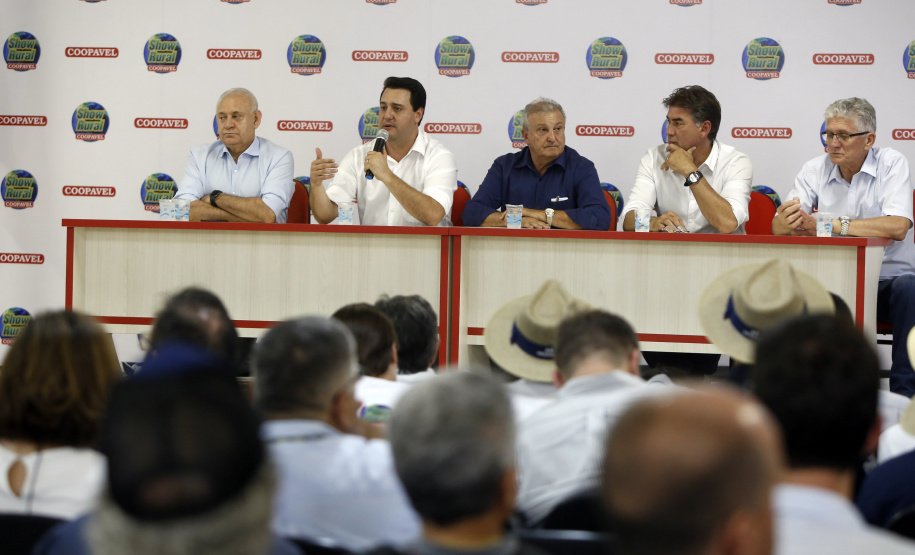 O governador Carlos Massa Ratinho Junior participa nesta quarta-feira (05) do Show Rural Coopavel, em Cascavel, no Oeste do Paraná. Às 15 horas, Ratinho Junior recebeu a imprensa para entrevista coletiva. O encontro será na estruturação de administração do evento. Em seguida, o governador visitará os estandes da feira.
Foto Gilson Abreu/Aen