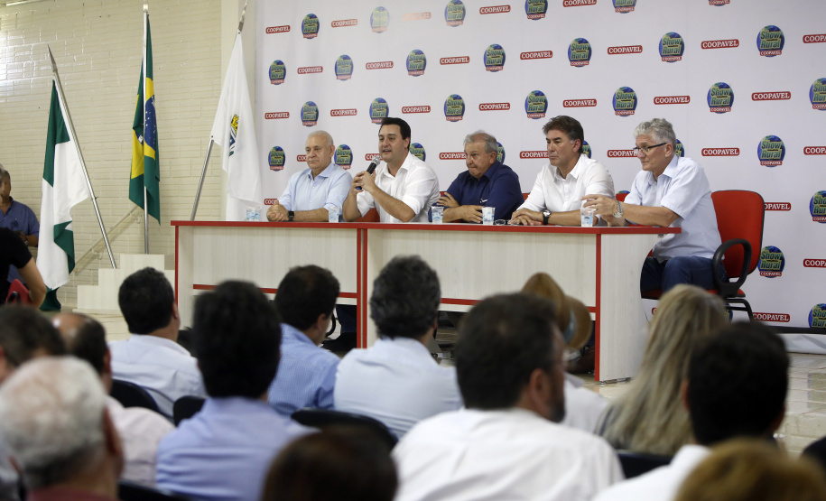 O governador Carlos Massa Ratinho Junior participa nesta quarta-feira (05) do Show Rural Coopavel, em Cascavel, no Oeste do Paraná. Às 15 horas, Ratinho Junior recebeu a imprensa para entrevista coletiva. O encontro será na estruturação de administração do evento. Em seguida, o governador visitará os estandes da feira.
Foto Gilson Abreu/Aen